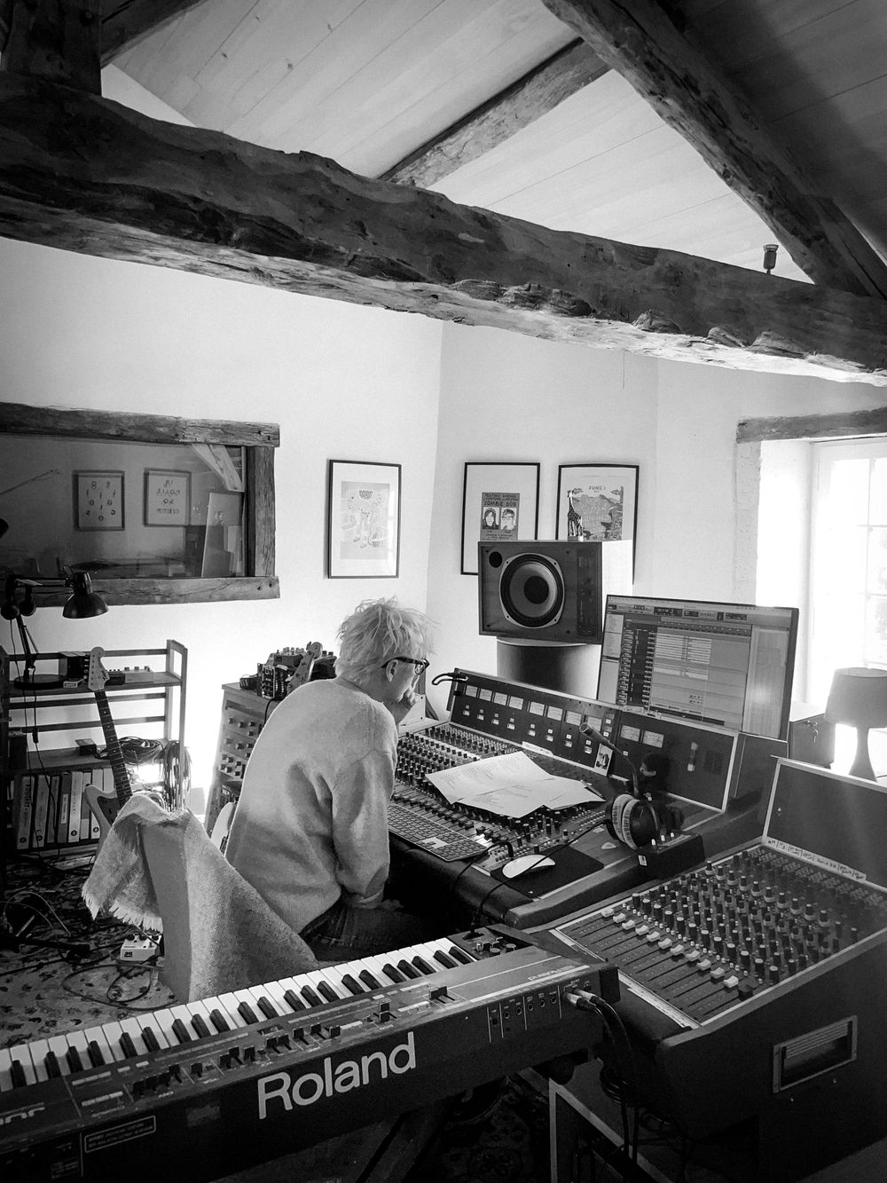 Pamela Hute à la console du Studio du Maine Noir